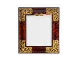un gros plan sur la photo d'un miroir sur fond blanc