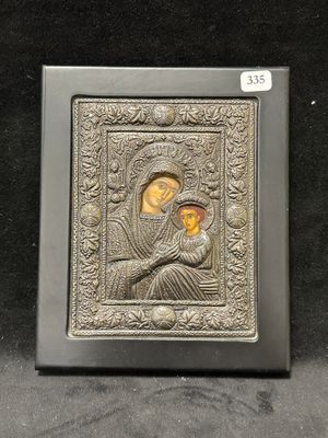 une plaque métallique représentant une mère et son enfant