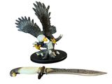 une statue représentant un aigle et un couteau posés sur une table