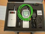 un étui contenant un téléphone portable et un tuyau vert