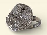 une photo d'une bague en argent ornée d'une grosse pierre druzy
