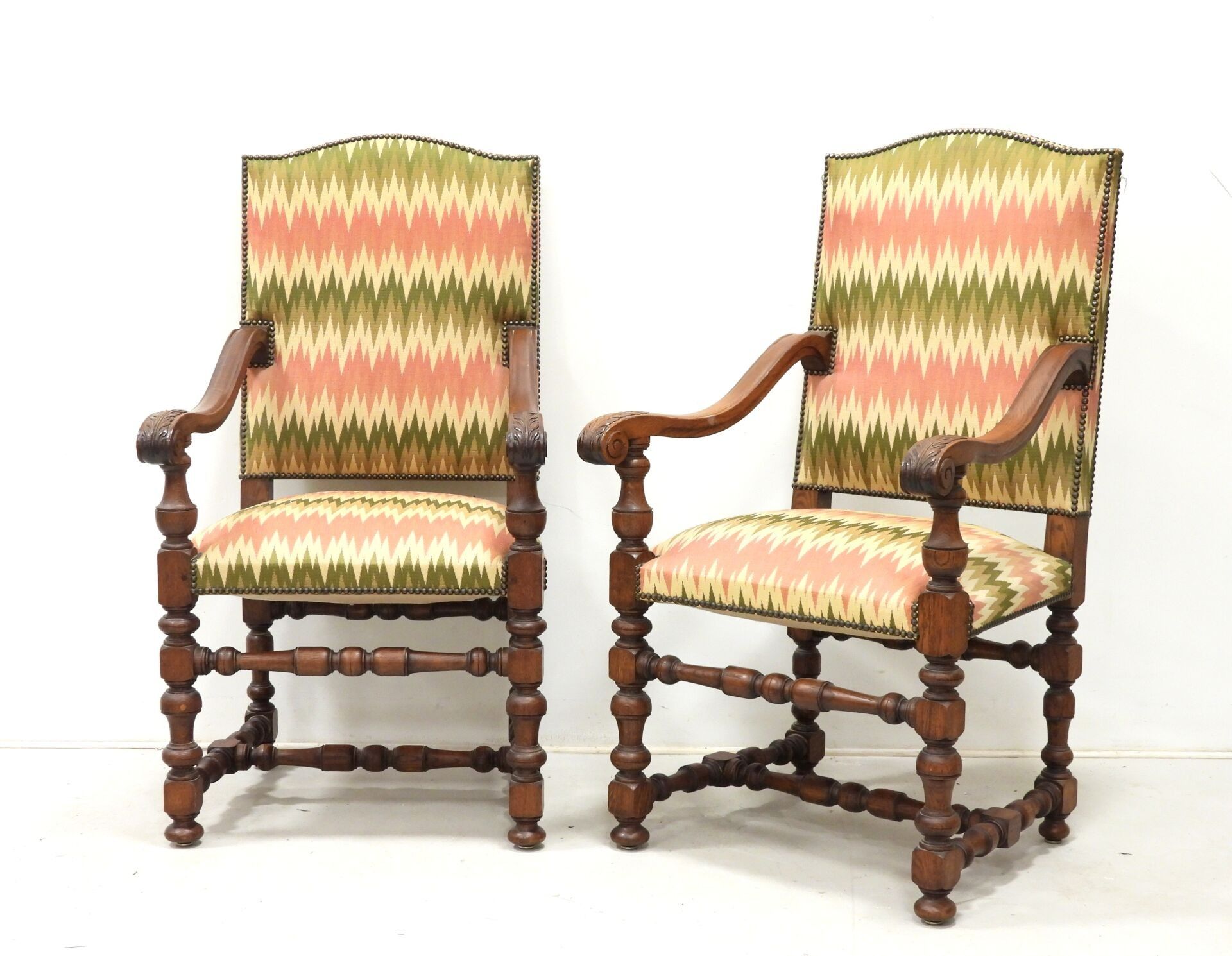 PAIRE DE FAUTEUILS à haut dossier en chêne mouluré et sculpt…