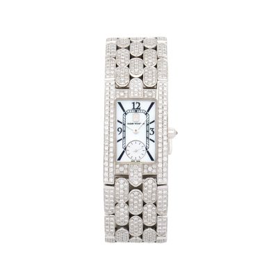 une photo d'une montre-bracelet pour femme sertie de diamants