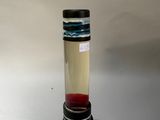 une bouteille en verre contenant un liquide, posée sur une table