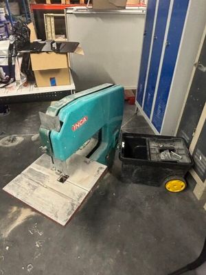 une machine posée sur le sol d'une pièce