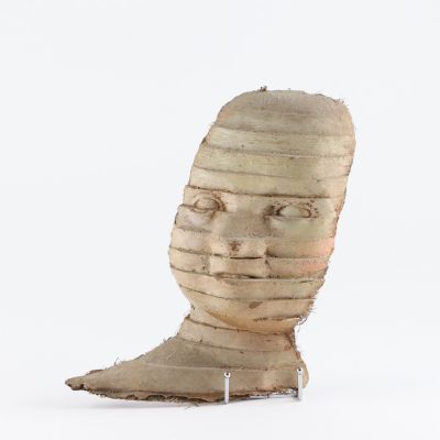 une image représentant une sculpture représentant une tête d'homme, réalisée à partir de bandes de tissu