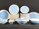 de nombreuses assiettes et bols bleus et blancs posés sur une table