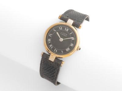 gros plan d'une montre-bracelet avec des chiffres romains