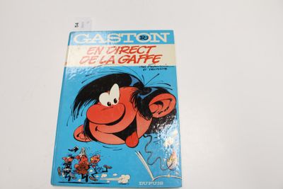 gros plan d'un livre sur une table à fond blanc