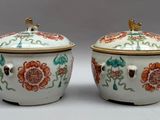 paire de pots en porcelaine chinoise avec couvercles, décorés de fleurs et d'oiseaux