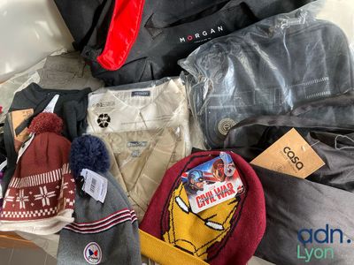 une pile de vêtements posée sur le sol