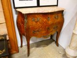 une petite commode avec un plateau en marbre