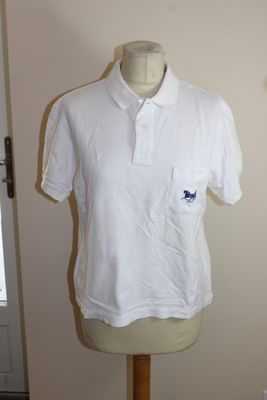 une photo d'un polo blanc sur un mannequin