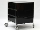 une photo d'une commode noire sur roulettes, sur fond blanc