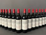 une rangée de bouteilles de vin alignées les unes à côté des autres