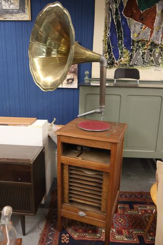 L WOLFF A Chaville - Gramophone à monnayeur. H 202 L 56 l 56 cm. ...