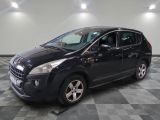la voiture noire est garée dans le garage sur un sol en damier