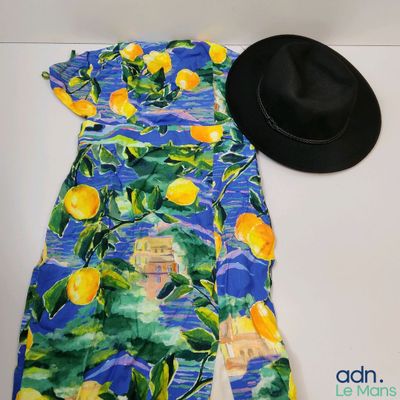 une photo d'une robe et d'un chapeau posés sur une table