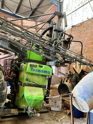 une grosse machine qui se trouve au milieu d'un bâtiment
