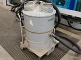l'image d'une machine installée dans une pièce