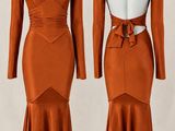 deux mannequins vêtus de robes orange sur un présentoir à mannequins