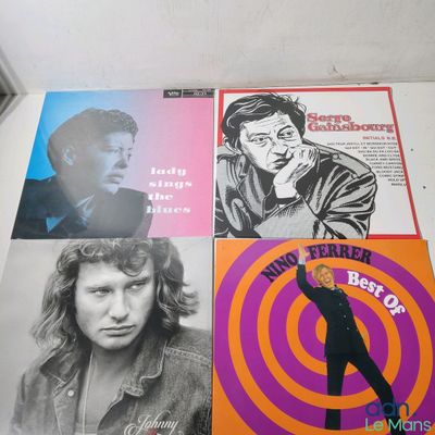 Trois albums vinyles des Beatles sont posés sur une table