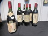 plusieurs bouteilles de vin sont alignées sur une table