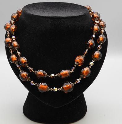 un gros plan d'un collier sur une tête de mannequin