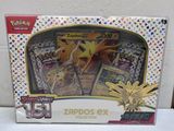 boîte de cartes à collectionner Pokémon posée sur une surface blanche