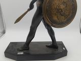 statue d'un soldat romain muni d'un bouclier, posée sur un socle