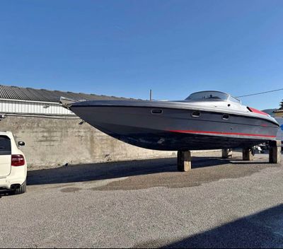 un bateau posé sur le toit d'une voiture