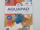 un gros plan d'un bloc d'aquarelle posé sur une surface blanche
