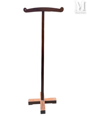 une image représentant un porte-manteau en bois sur lequel est accroché un cintre