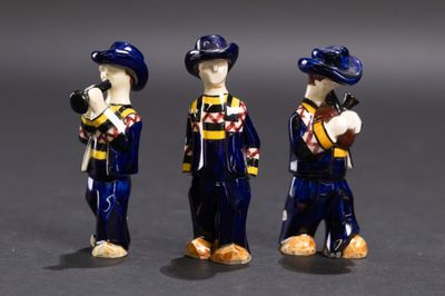 trois figurines représentant un homme muni d'une batte de baseball et d'un gant de baseball
