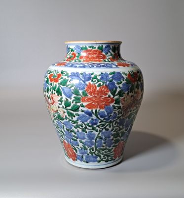 un vase avec des fleurs posé sur une table