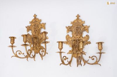 paire d'appliques murales anciennes en laiton sur fond blanc