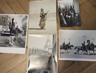 plusieurs vieilles photos en noir et blanc représentant des militaires à cheval