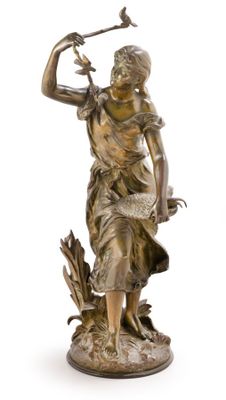 une image d'une statue en bronze représentant une femme tenant un oiseau