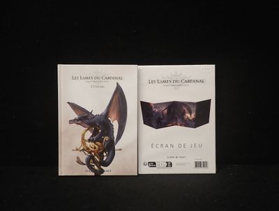 deux livres posés l'un à côté de l'autre sur une table