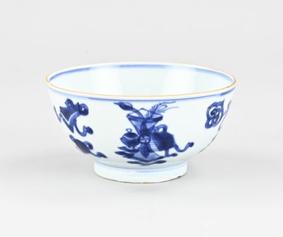 un bol bleu et blanc orné de fleurs