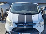 l'avant d'une fourgonnette Ford Transit blanche garée sur un parking