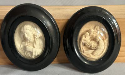 paire de cadres ovales en ivoire sculpté et noir représentant la Vierge à l'Enfant