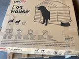 une boîte en carton sur laquelle est représentée une niche pour chien, posée sur une palette