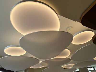 a lot of lights that are hanging from the ceiling