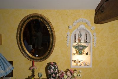 une table sur laquelle se trouvent un vase et un miroir
