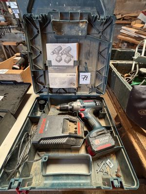 une boîte à outils avec des outils posés sur une table