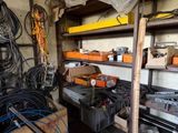 une pièce remplie d'une multitude d'appareils électriques de toutes sortes