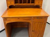 un bureau en bois avec des tiroirs et des tiroirs sur le dessus