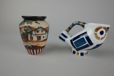deux vases posés côte à côte sur une table