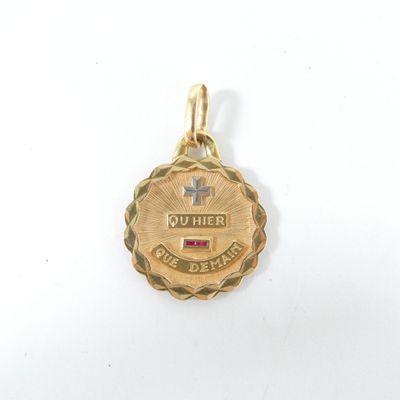 Gros plan sur une médaille d'or ornée d'une croix